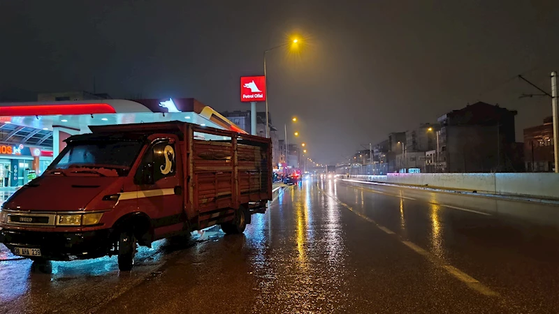 Hasarlı kaza sonrası yolda güvenlik önlemi alan polise kamyonet çarptı