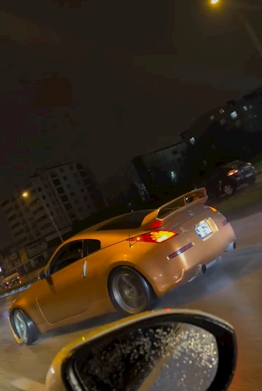 Yağmur sonrası kaygan zeminde drift attı