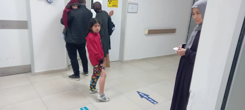 8 yaşındaki  Hatice, evlerinin önünde oynarken köpeğin saldırısına uğradı 