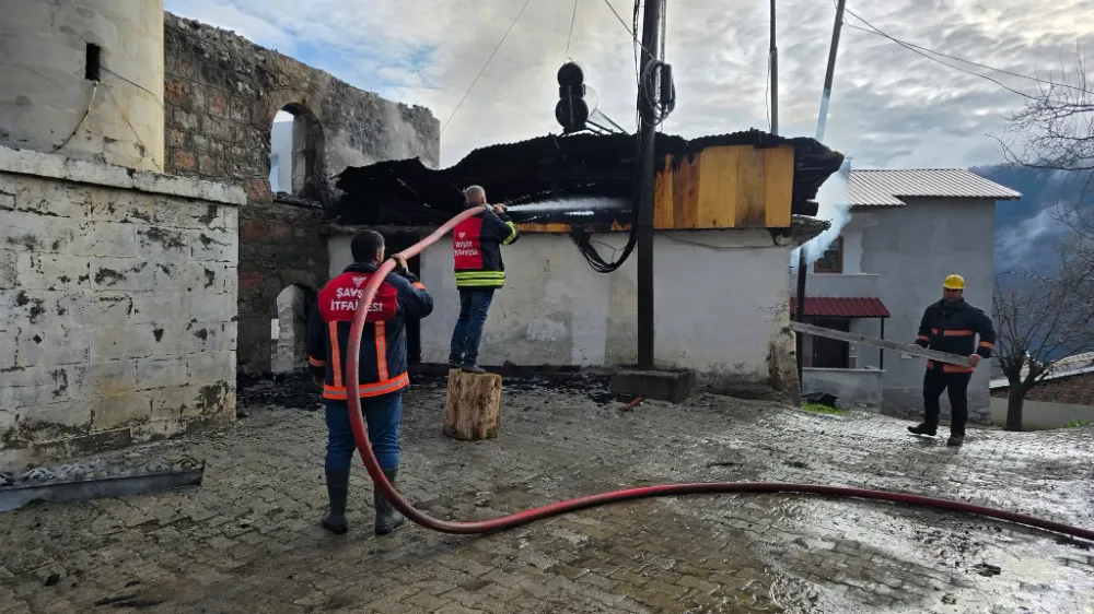 Şavşat Dutlu Köyü’nde Yangın Felaketi İtfaiye Ekipleri Can Kaybını Önledi