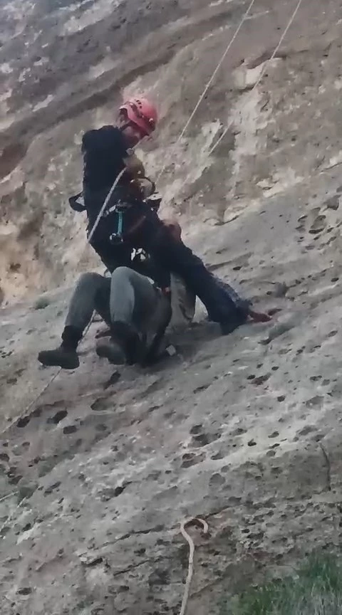 Kayalıklarda mahsur kalan çoban, kurtarıldı