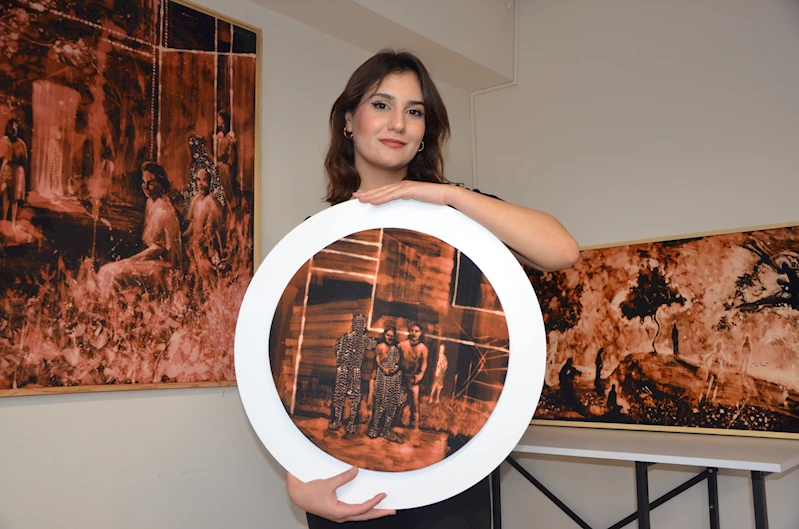 Siyah kumaş üzerine asitle yaptığı resimler ile 