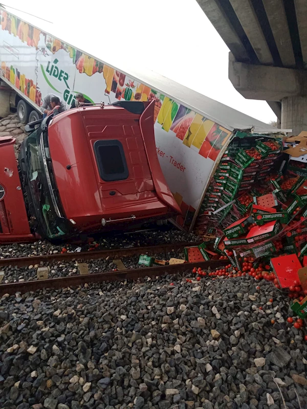 Tren yoluna düşen TIR seferleri aksattı