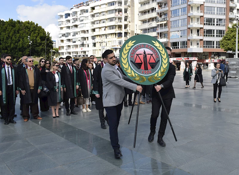 Avukatlar çelenk sundu