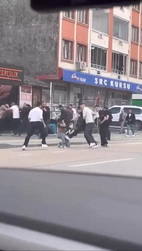 Esnafın da dahil olduğu kavgayı polis, havaya ateş ederek ayırdı