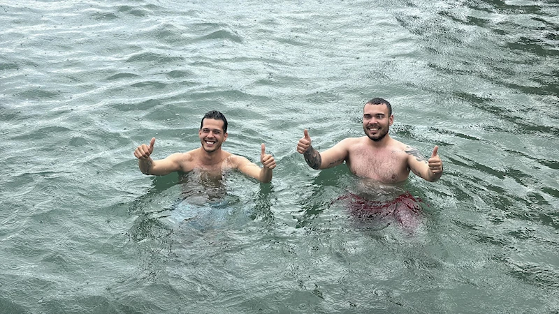 Bodrum’da kuvvetli sağanak sırasında denize girdiler 