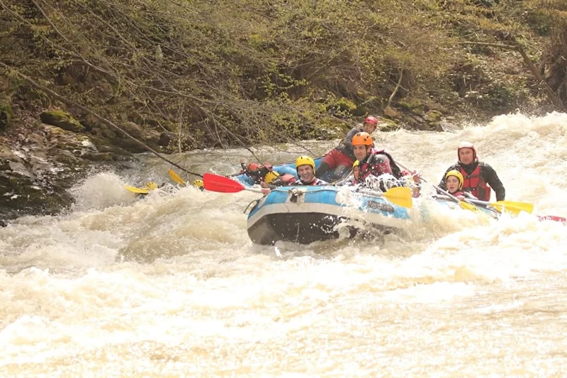 Rafting sezonu açıldı, adrenalin tutkunları tatilde Düzce’ye akın etti