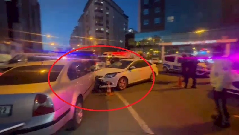 Otomobiliyle, evli sevgilisinin aracına çarptı