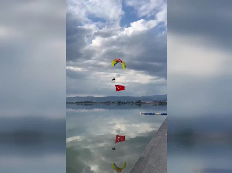 Paramotorla İznik Gölü üzerinde ay-yıldızlı şölen