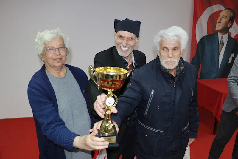 Huzurevi sakinleri kupa için yarıştı