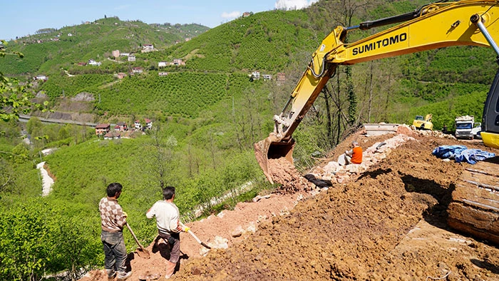 TAŞ DUVAR ÇALIŞMASIYLA BETON YOLLAR KORUMA ALTINA ALINIYOR.