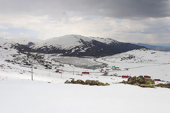 Bayburt Aydıntepe Göleti ilkbaharda da buzla kaplı