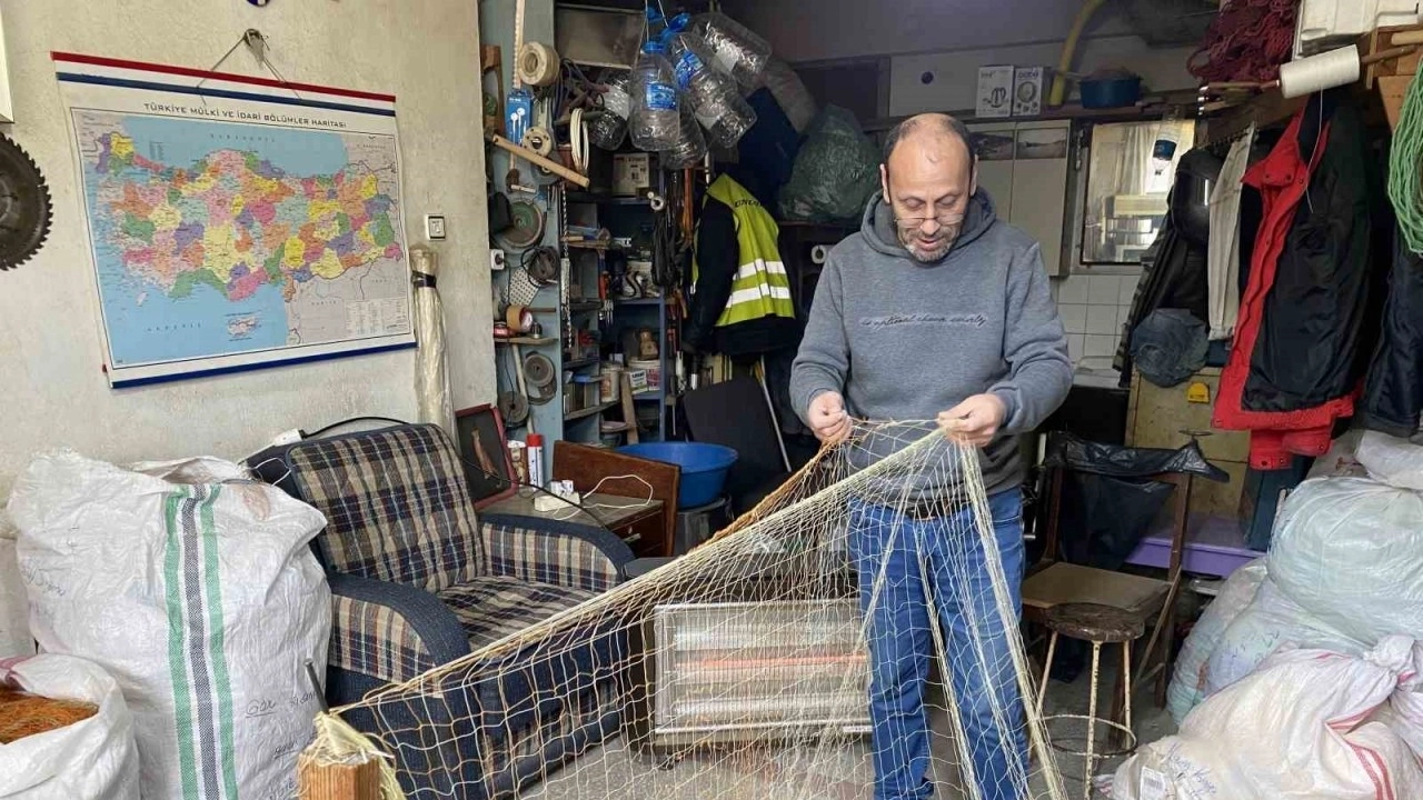 Yıpranan ağları tamir ederek şifa buluyor