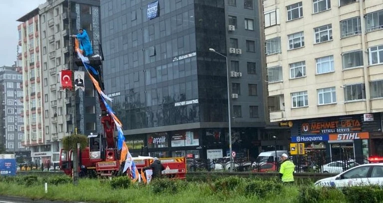 AKP Rize’de Kılıçtaroğlu’nun Afişlerini Söküp Kendi Afişini Astı