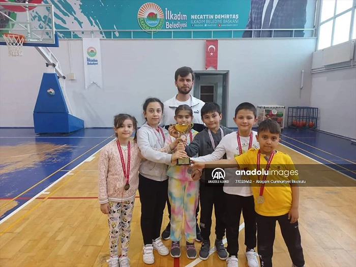 Samsun Alaçam Cumhuriyet İlkokulu Badminton Takımı il ikincisi oldu