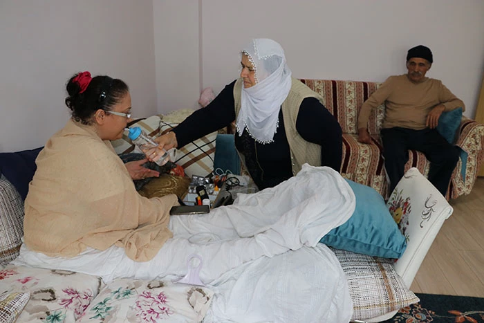 Depremzede anne baba hayatlarını kas hastası evlatlarına adadı