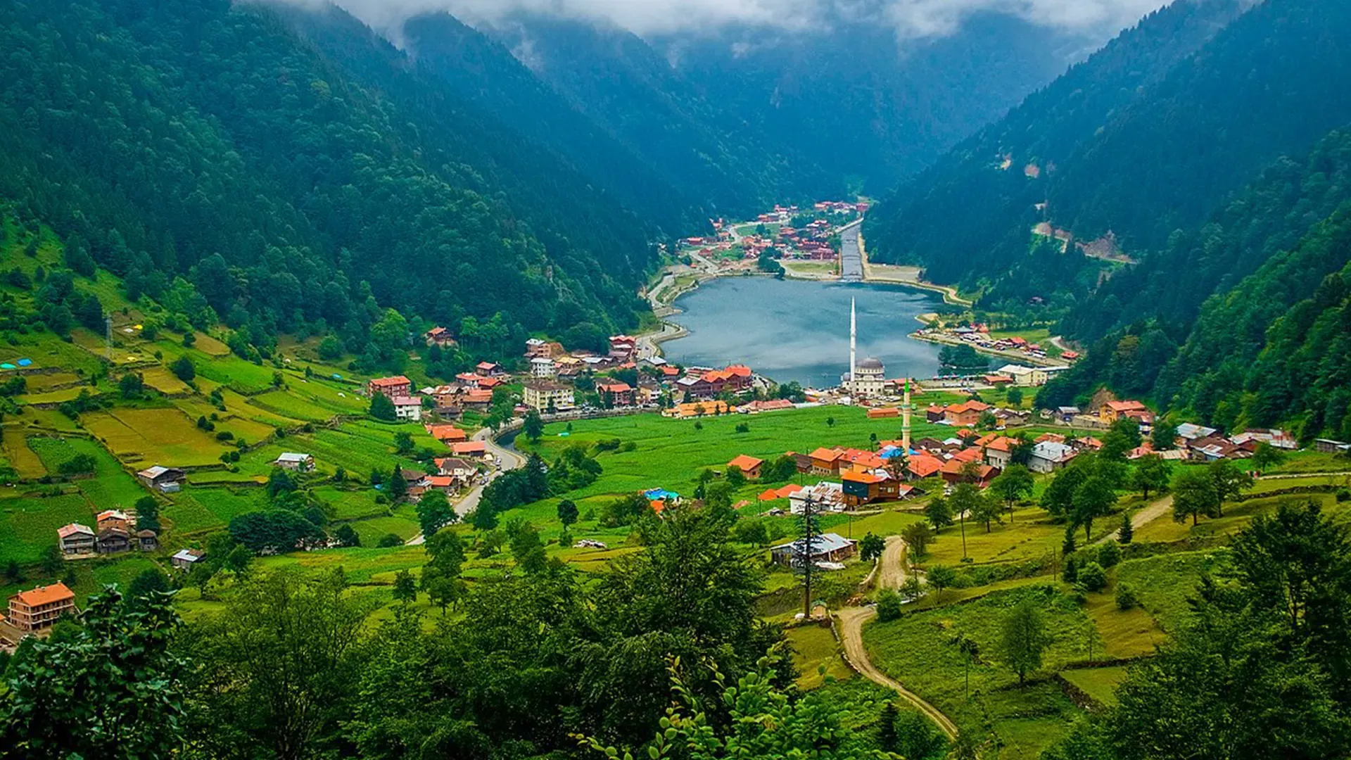 Trabzon’un dünyaca ünlü turizm merkezleri arasında yer alan Uzungöl’de turist hareketliliği bağladı.