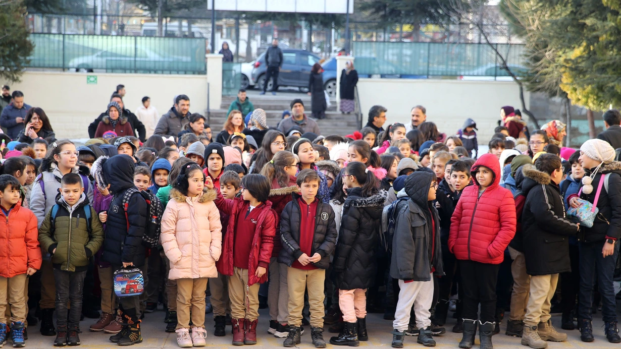 Milli Eğitim Bakanı Özer:Seçimin ertesi günü okullar tatil edildi!