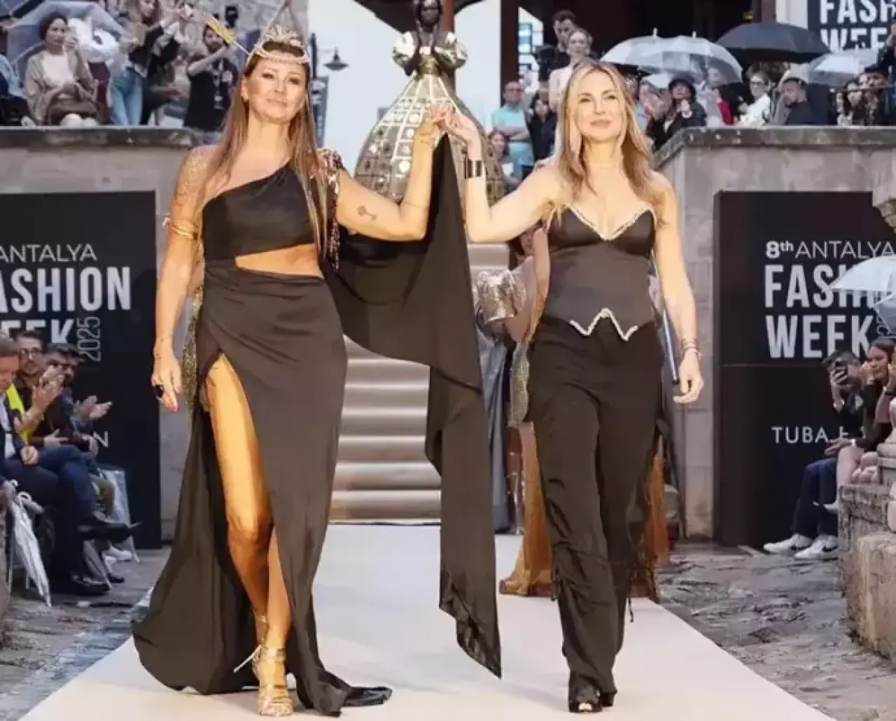 Pınar Altuğ'un derin yırtmaçlı kıyafeti, defilede sosyal medyada tartışma yarattı! 2