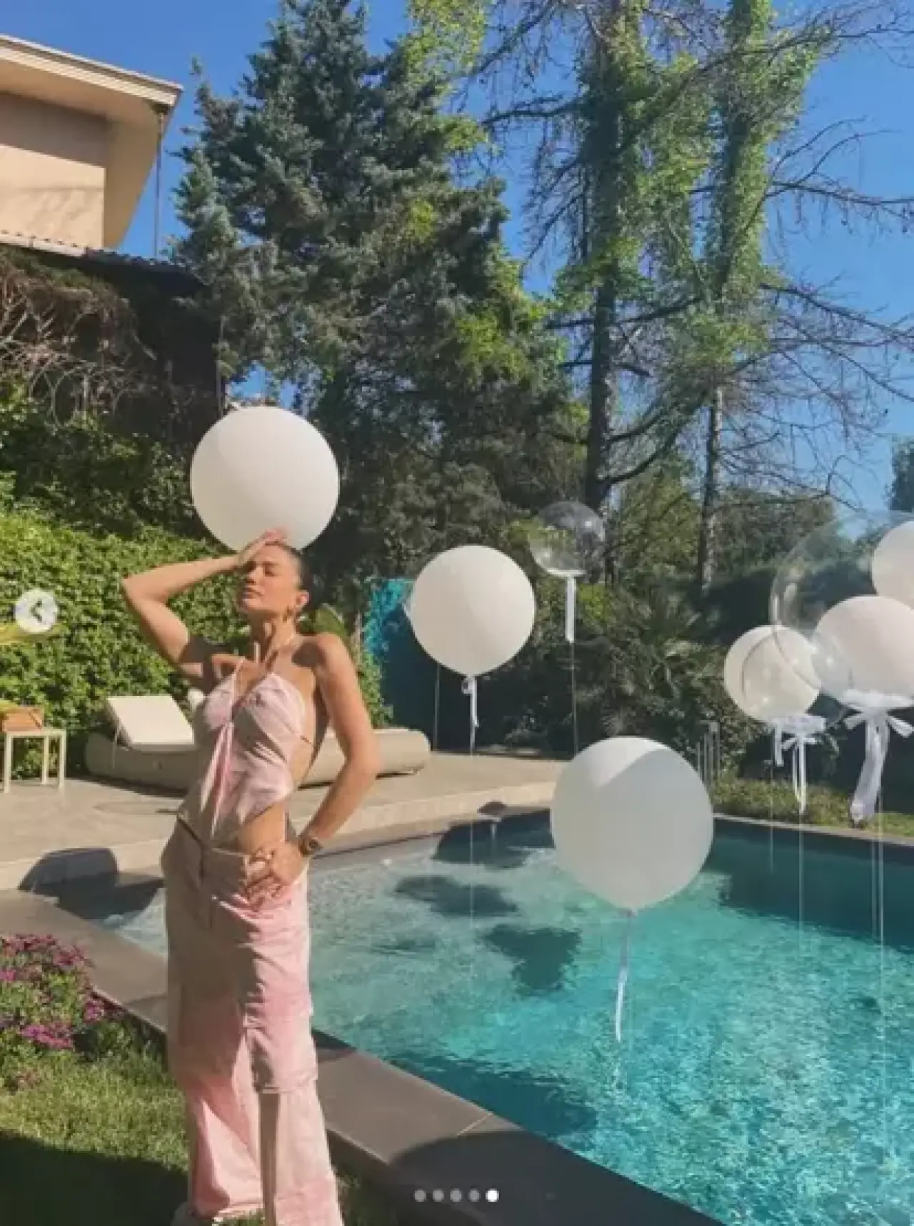 Demet Özdemir'in Pembe Kıyafetlerle Yaptığı Şık Paylaşım, Sosyal Medyada Beğeni Yağmuruna Tutuldu! 2