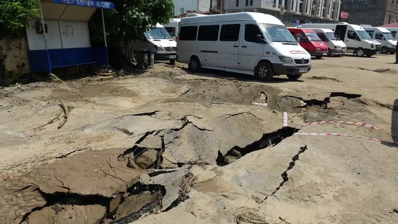 Trabzon'daki Sel Felaketi: Yolu İkiye Ayıran Korkunç Manzara! 4