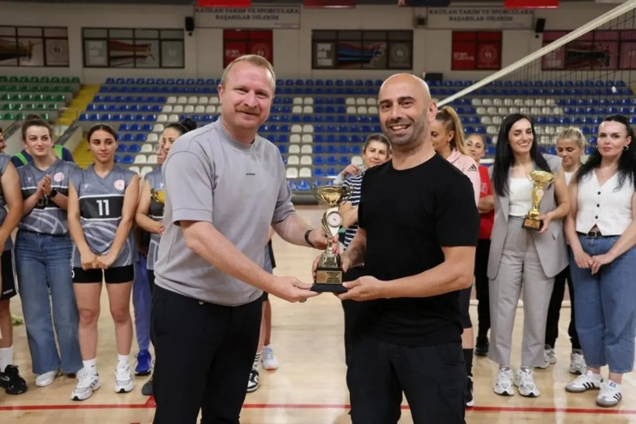 Rize'de Voleybol Turnuvası’nda Gençlik ve Spor İl Müdürlüğü çift şampiyonlukla güldü! 4