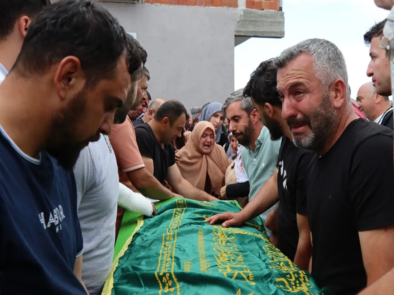 Oltu'da taş ocağındaki göçükte hayatını kaybeden 3 işçi son yolculuklarına uğurlandı 4