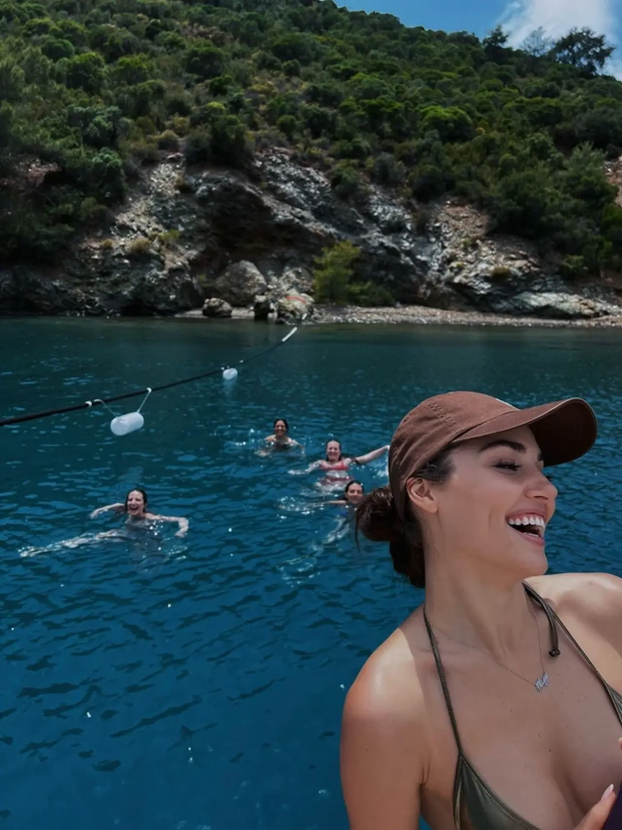 Hande Erçel’in Kız Kıyısı Tekne Tatilindeki Şaşırtan Kıyafet Fiyatı Sosyal Medyada Olay Yarattı! 4