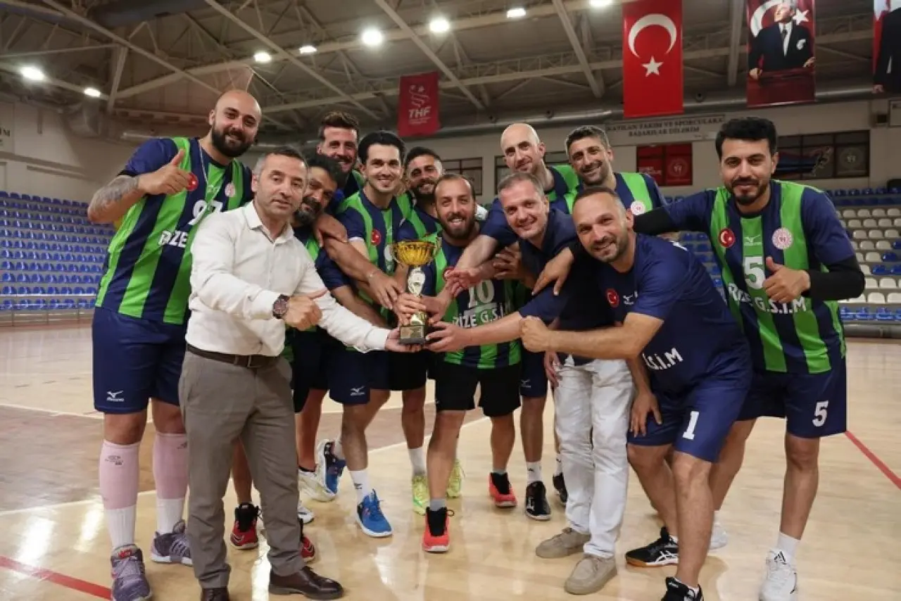 Rize'de Voleybol Turnuvası’nda Gençlik ve Spor İl Müdürlüğü çift şampiyonlukla güldü! 5