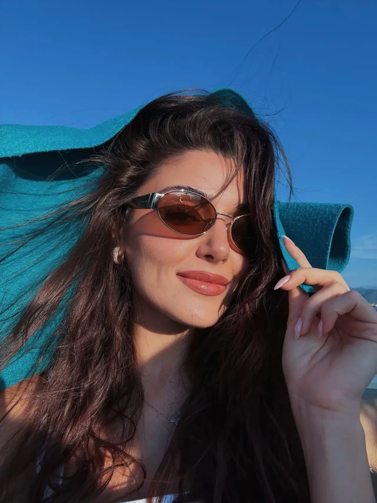 Hande Erçel’in Kız Kıyısı Tekne Tatilindeki Şaşırtan Kıyafet Fiyatı Sosyal Medyada Olay Yarattı! 9