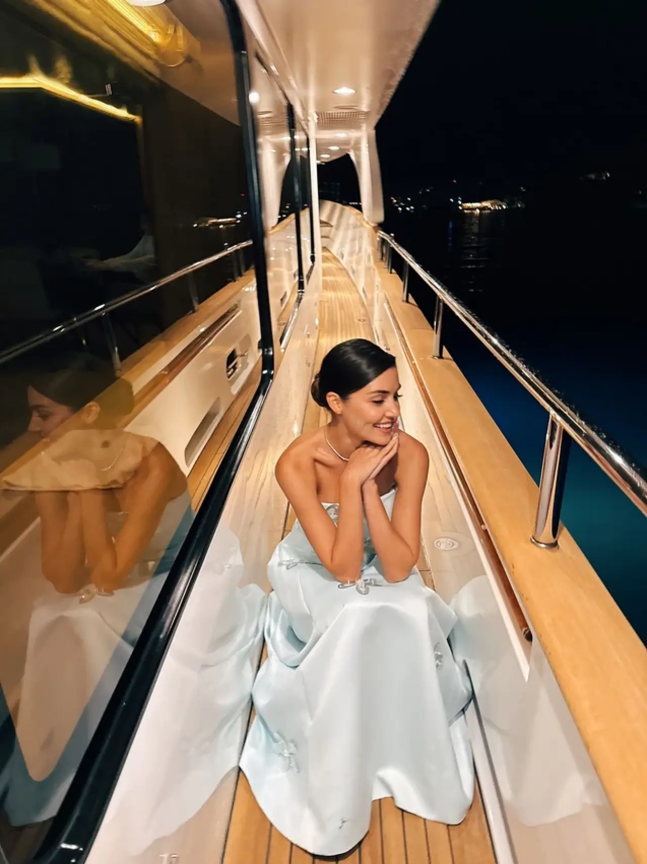 Hande Erçel’in Kız Kıyısı Tekne Tatilindeki Şaşırtan Kıyafet Fiyatı Sosyal Medyada Olay Yarattı! 6