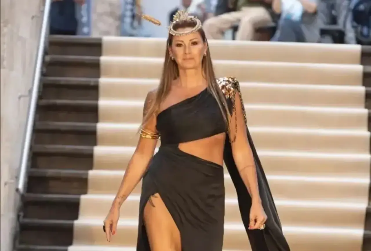 Pınar Altuğ'un derin yırtmaçlı kıyafeti, defilede sosyal medyada tartışma yarattı! 1