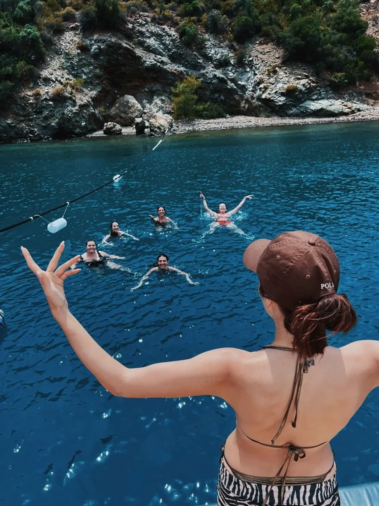 Hande Erçel’in Kız Kıyısı Tekne Tatilindeki Şaşırtan Kıyafet Fiyatı Sosyal Medyada Olay Yarattı! 2