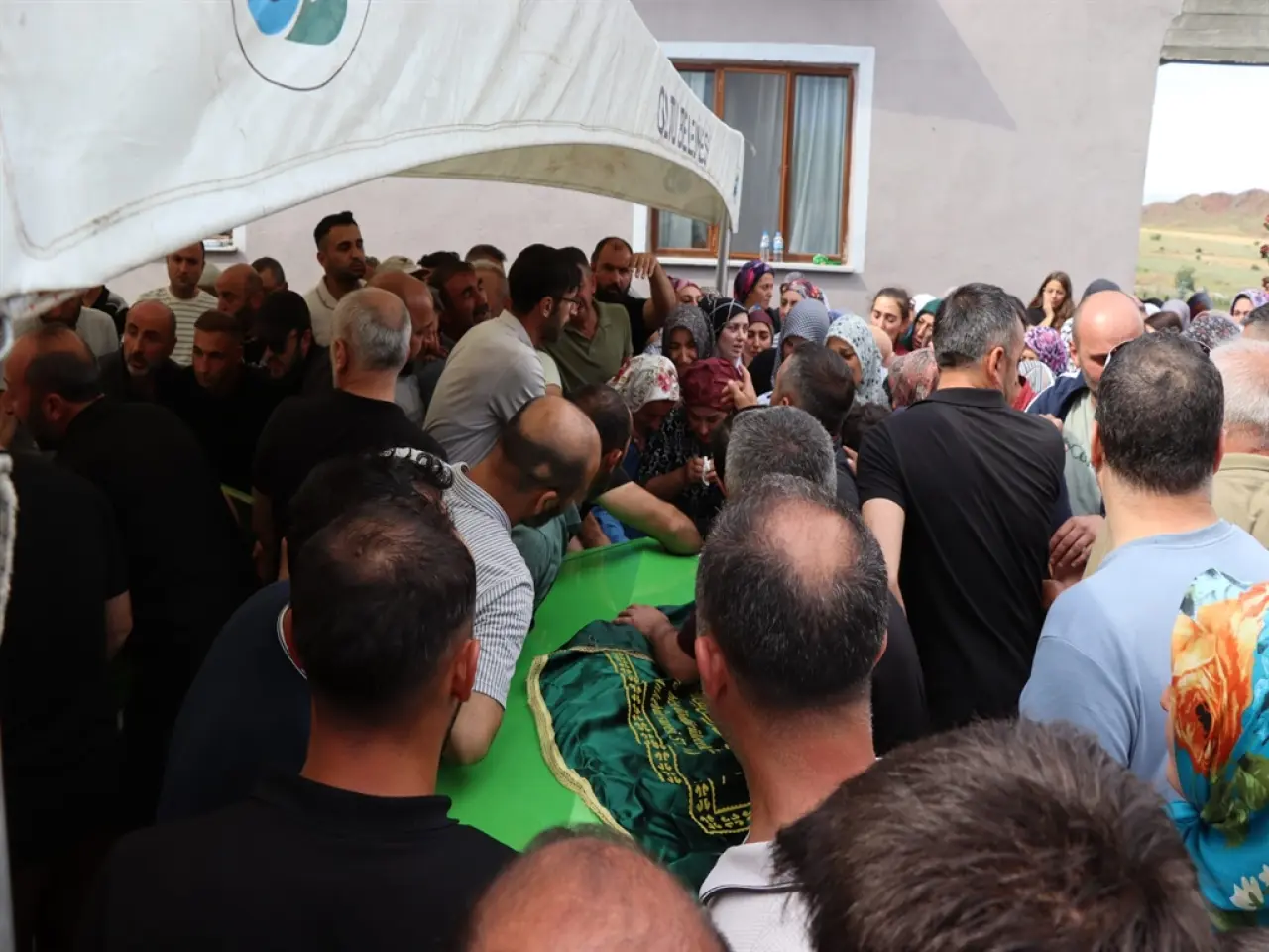 Oltu'da taş ocağındaki göçükte hayatını kaybeden 3 işçi son yolculuklarına uğurlandı 5