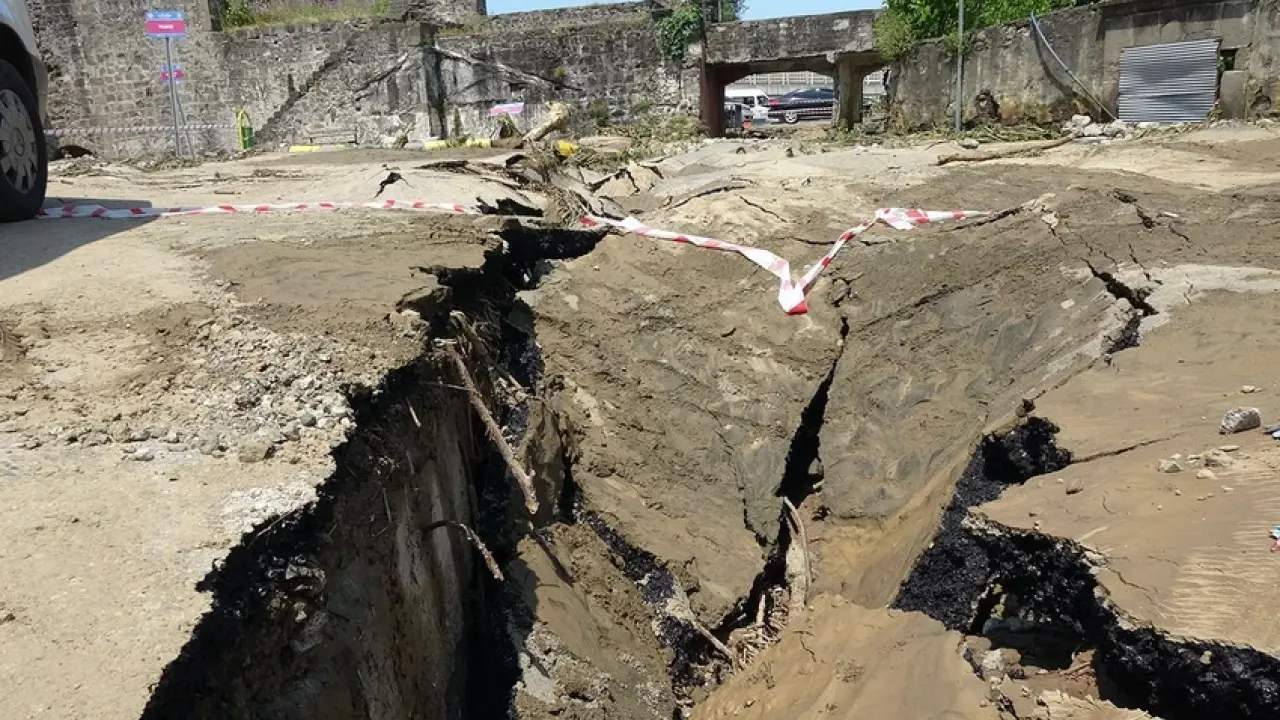 Trabzon'daki Sel Felaketi: Yolu İkiye Ayıran Korkunç Manzara! 2