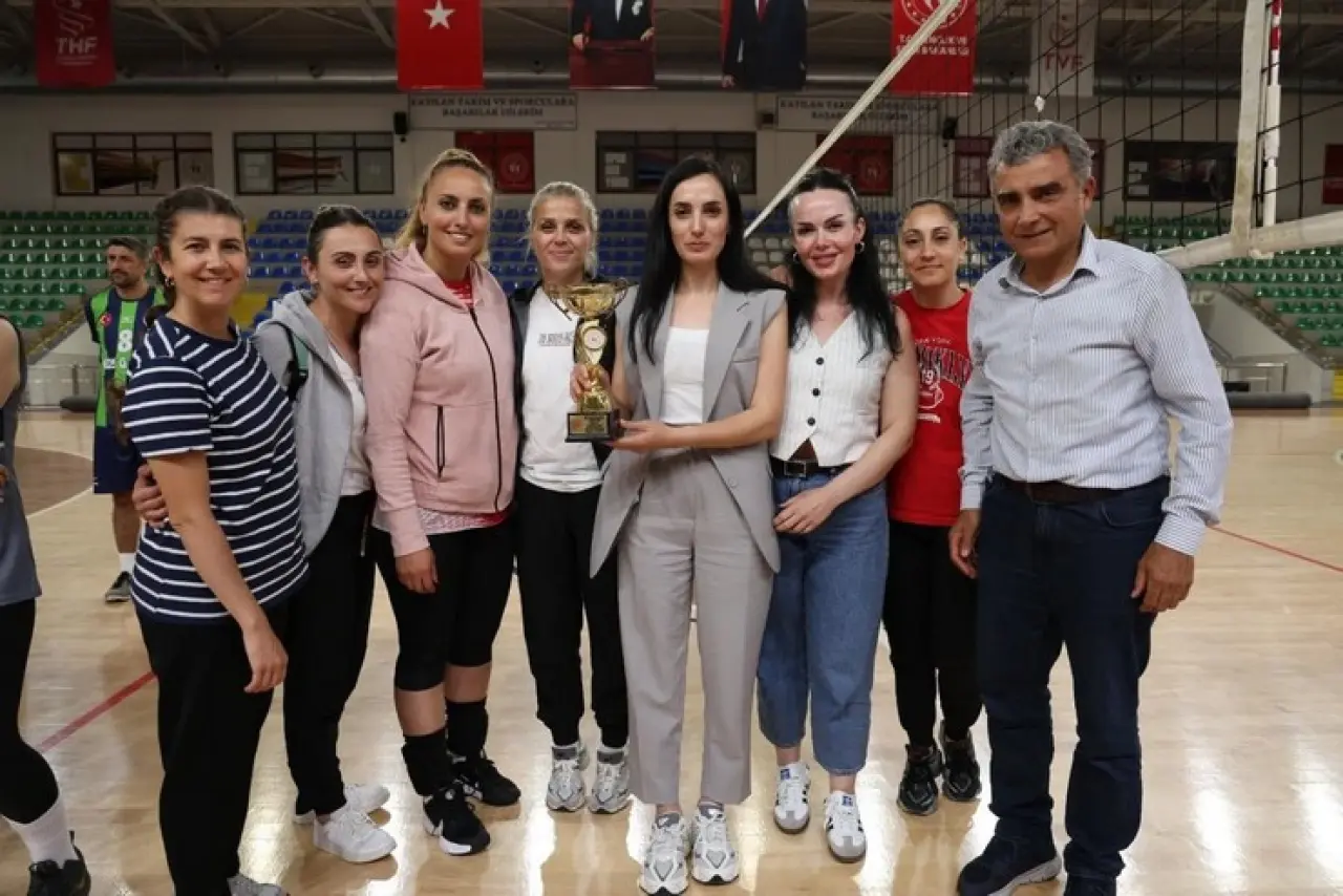 Rize'de Voleybol Turnuvası’nda Gençlik ve Spor İl Müdürlüğü çift şampiyonlukla güldü! 1
