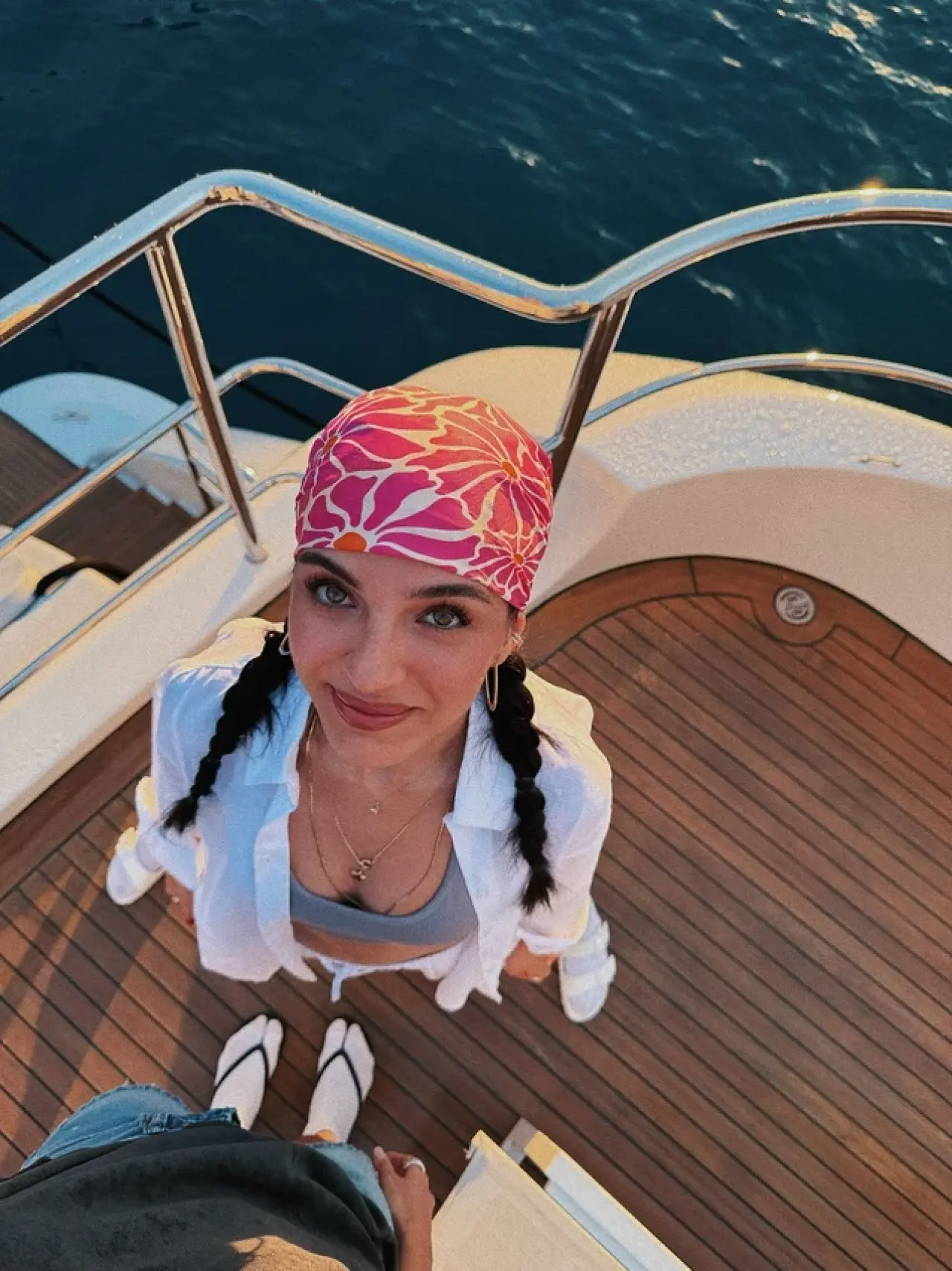 Hande Erçel’in Kız Kıyısı Tekne Tatilindeki Şaşırtan Kıyafet Fiyatı Sosyal Medyada Olay Yarattı! 5