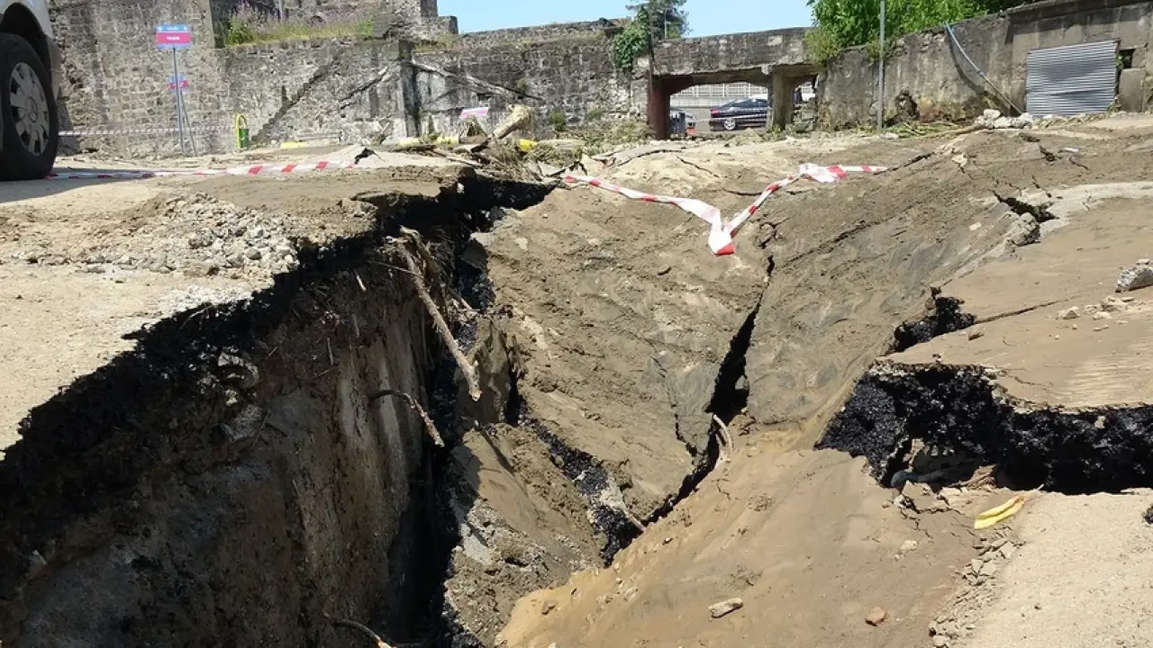 Trabzon'daki Sel Felaketi: Yolu İkiye Ayıran Korkunç Manzara! 1