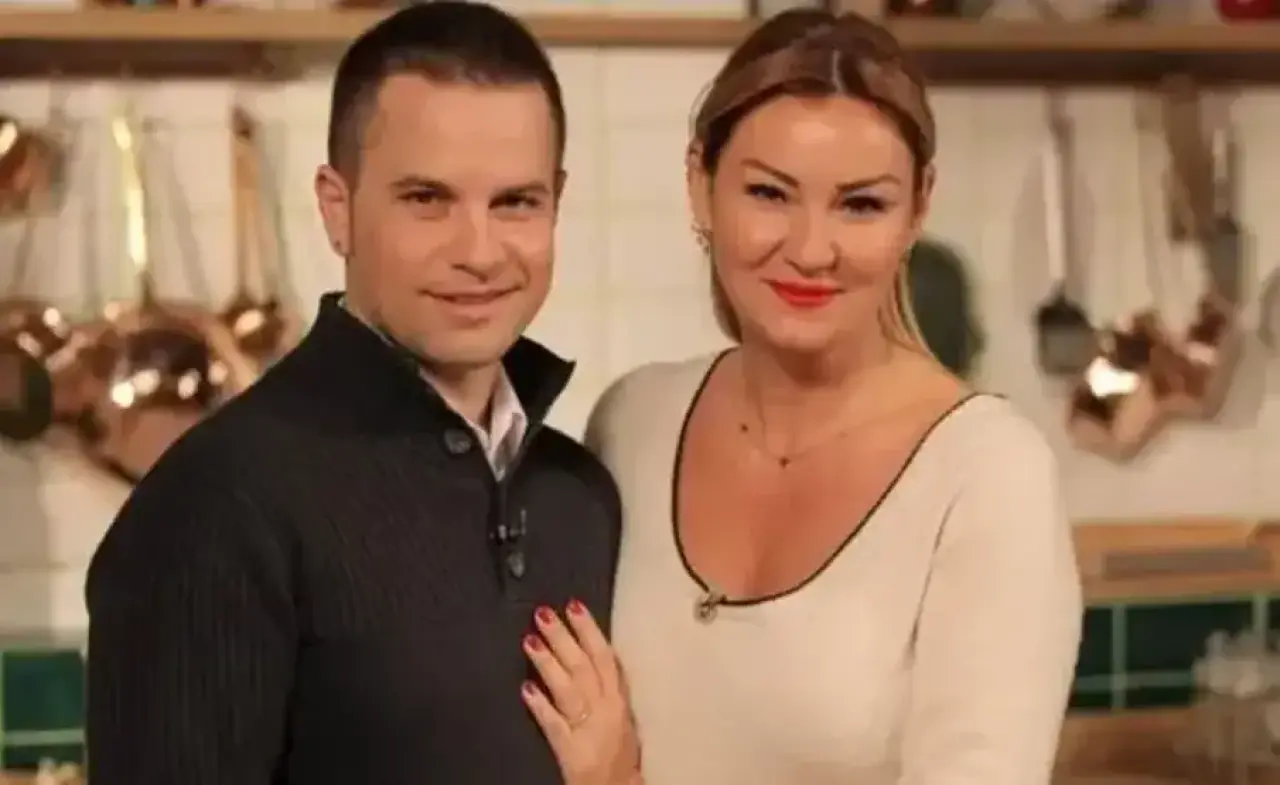 Pınar Altuğ'un derin yırtmaçlı kıyafeti, defilede sosyal medyada tartışma yarattı! 3