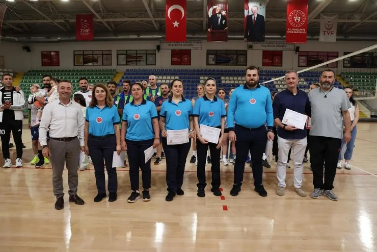 Rize'de Voleybol Turnuvası’nda Gençlik ve Spor İl Müdürlüğü çift şampiyonlukla güldü! 6