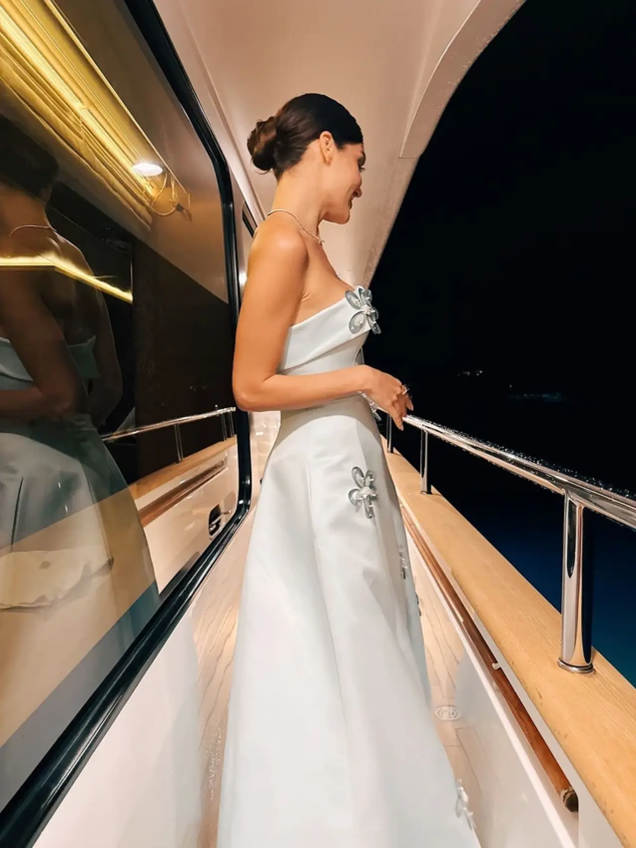 Hande Erçel’in Kız Kıyısı Tekne Tatilindeki Şaşırtan Kıyafet Fiyatı Sosyal Medyada Olay Yarattı! 3