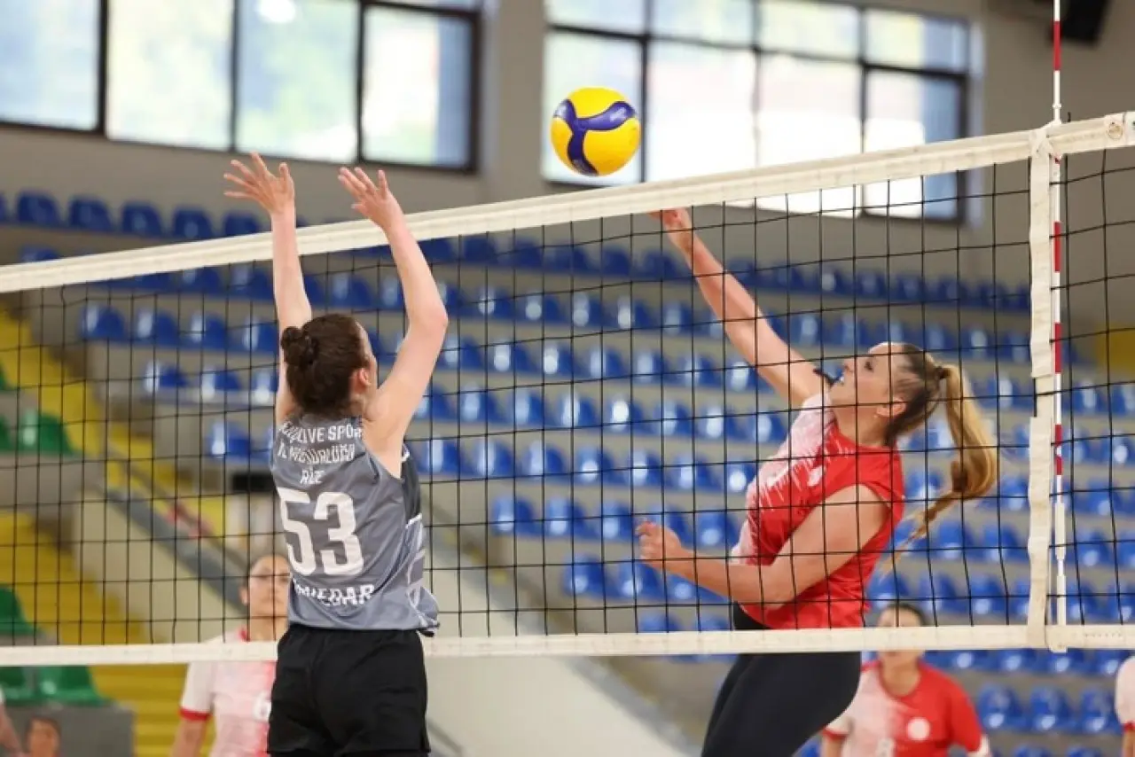 Rize'de Voleybol Turnuvası’nda Gençlik ve Spor İl Müdürlüğü çift şampiyonlukla güldü! 8