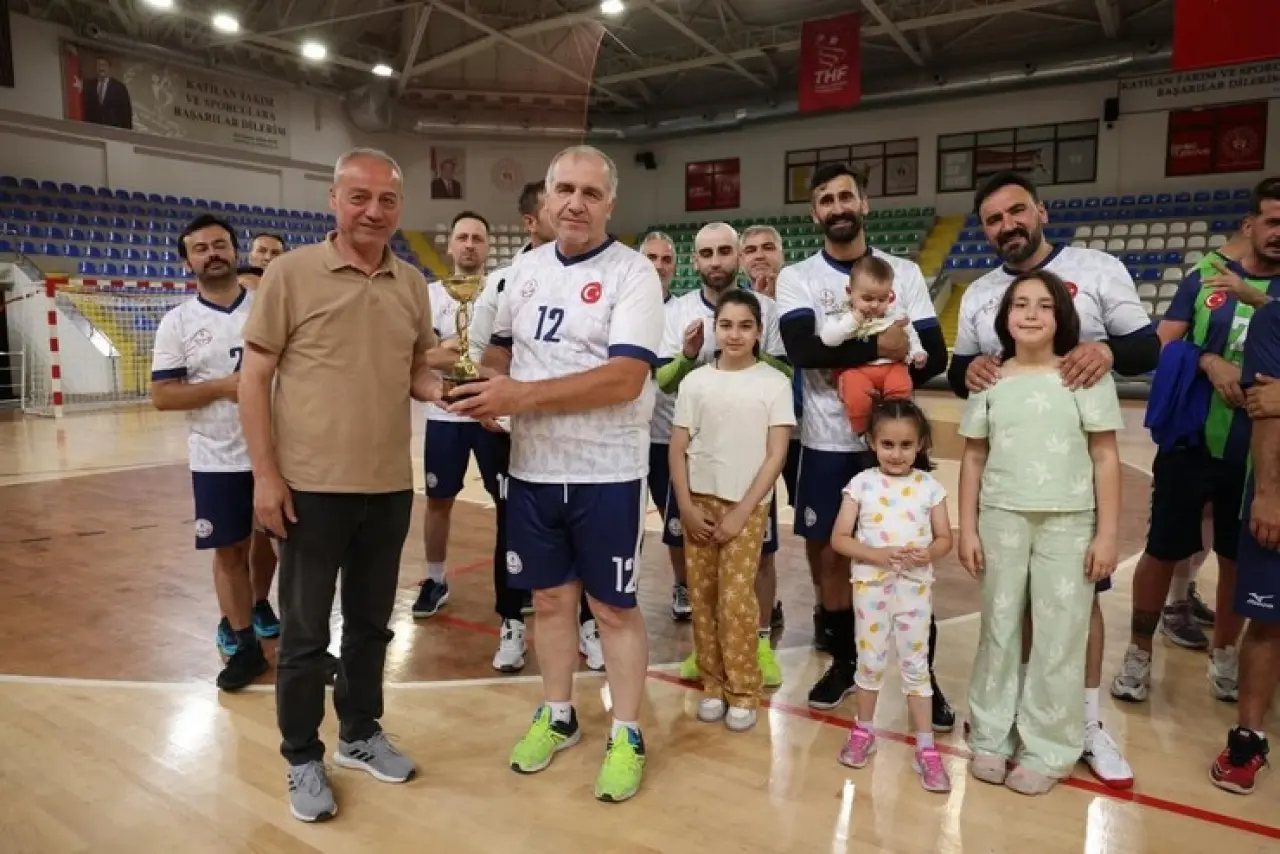 Rize'de Voleybol Turnuvası’nda Gençlik ve Spor İl Müdürlüğü çift şampiyonlukla güldü! 3