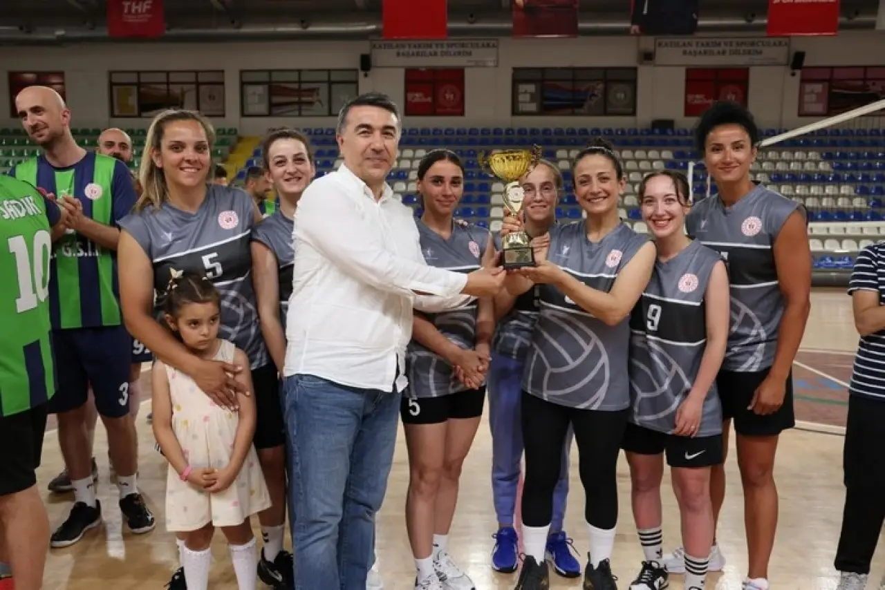 Rize'de Voleybol Turnuvası’nda Gençlik ve Spor İl Müdürlüğü çift şampiyonlukla güldü! 2
