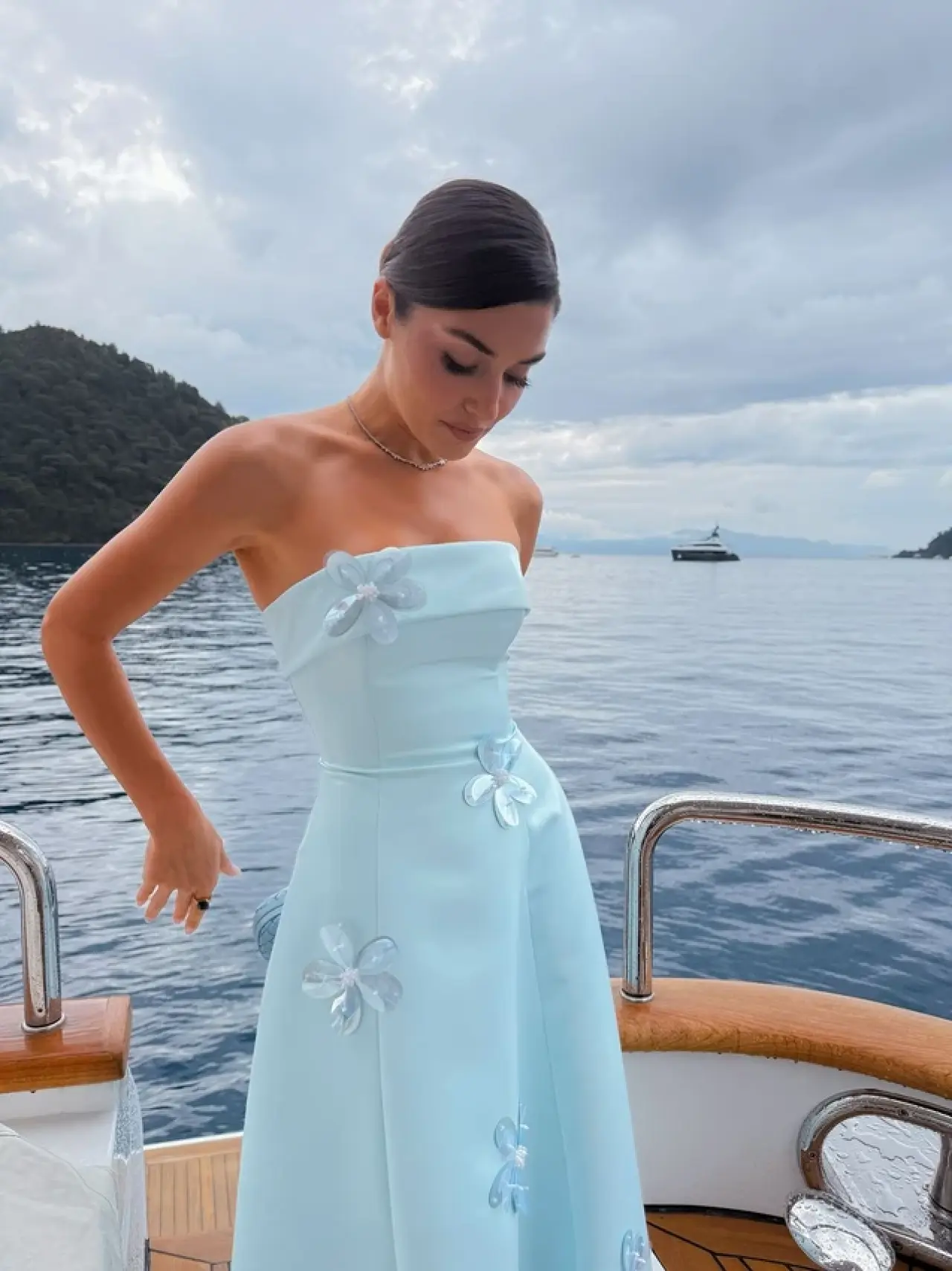 Hande Erçel’in Kız Kıyısı Tekne Tatilindeki Şaşırtan Kıyafet Fiyatı Sosyal Medyada Olay Yarattı! 11