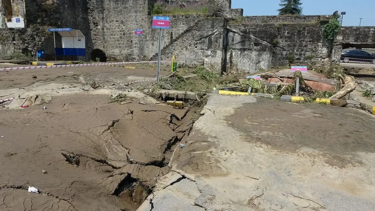 Trabzon'daki Sel Felaketi: Yolu İkiye Ayıran Korkunç Manzara! 3