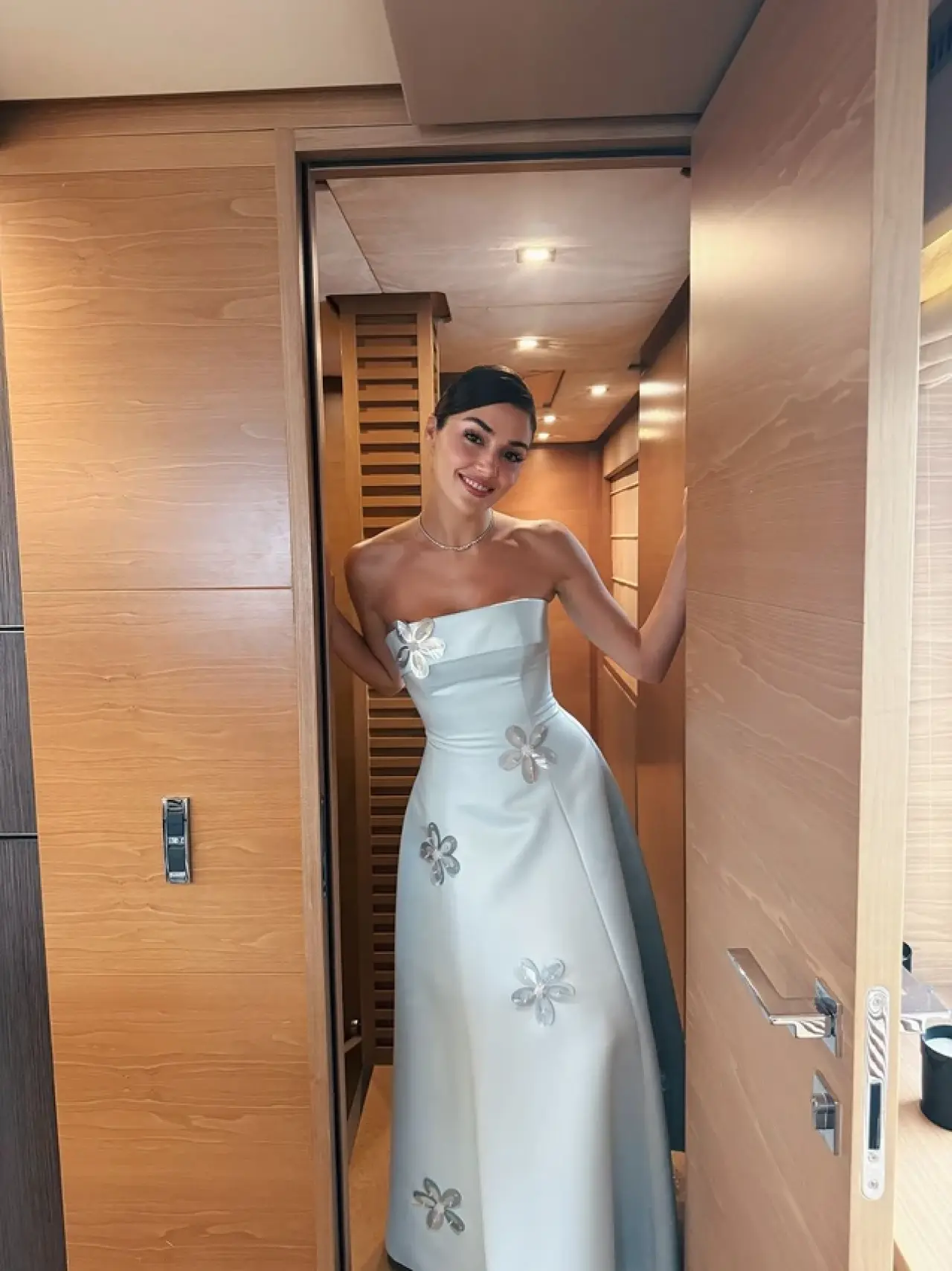 Hande Erçel’in Kız Kıyısı Tekne Tatilindeki Şaşırtan Kıyafet Fiyatı Sosyal Medyada Olay Yarattı! 1