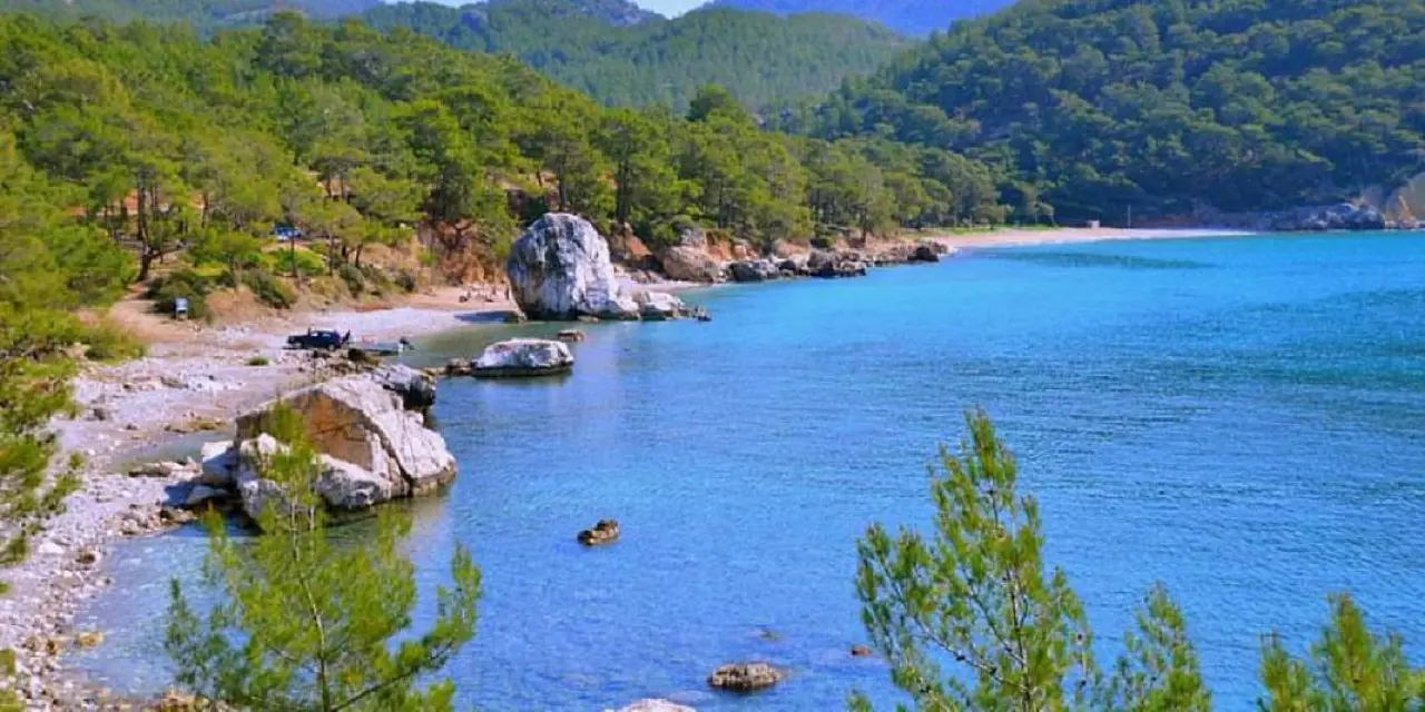 Antalya'nın Gizli Cenneti: Sakin Dalgalar ve Yeşil Ormanlar ile Doğanın Kalbindeki Keşif! 5