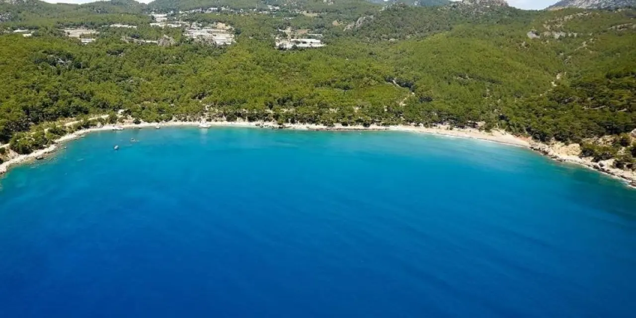 Antalya'nın Gizli Cenneti: Sakin Dalgalar ve Yeşil Ormanlar ile Doğanın Kalbindeki Keşif! 1