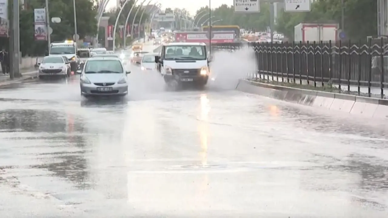 Perşembe 14 ilde sağanak yağış uyarısı! Hangi iller etkilenecek? 13